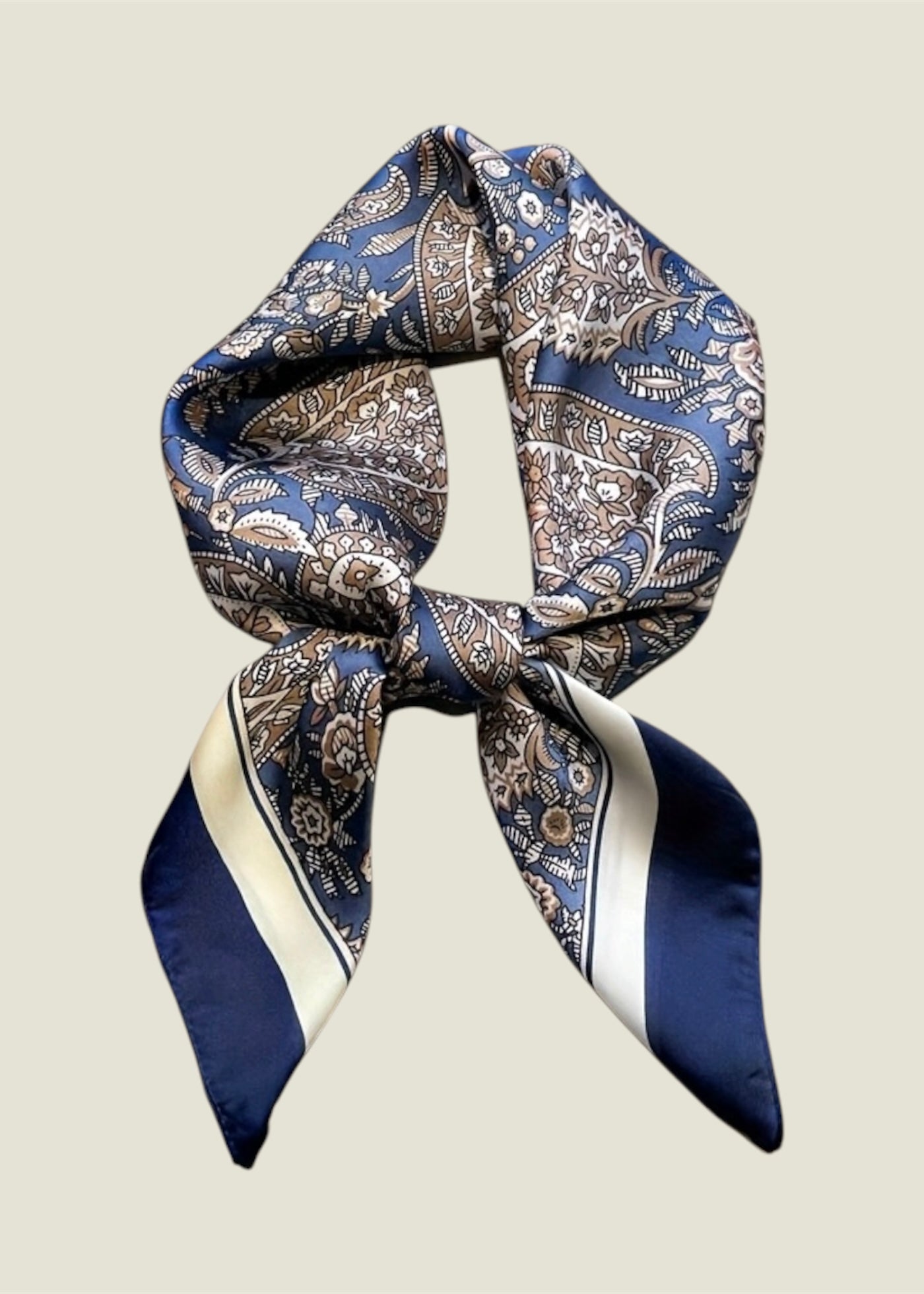 Alicia Vånga scarf Rückenansicht in Blau – Stockholm Fashion | Vera Stockholm