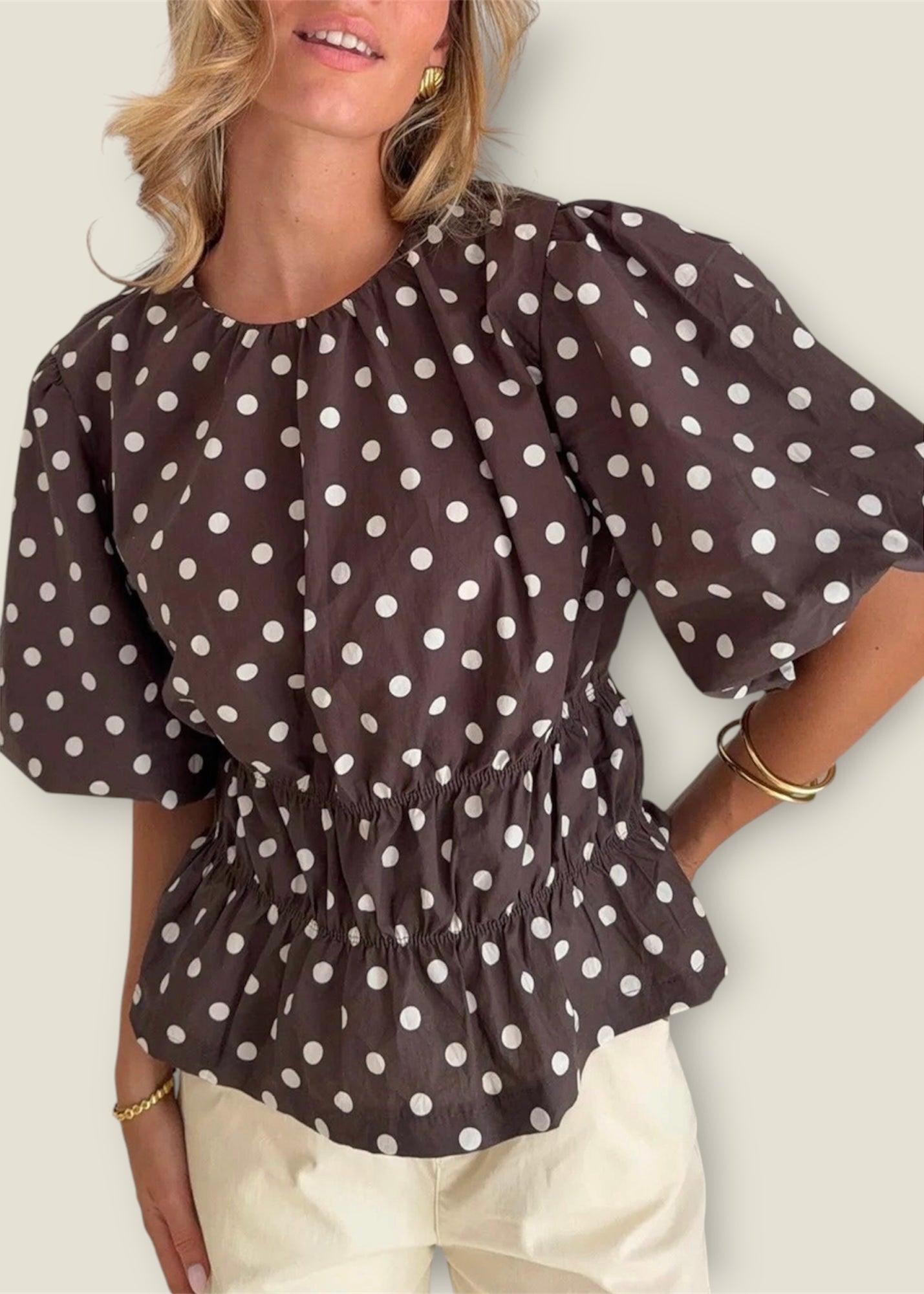 Maja Sundsvall blouse Rückenansicht in Braun – Stockholm Fashion | Vera Stockholm