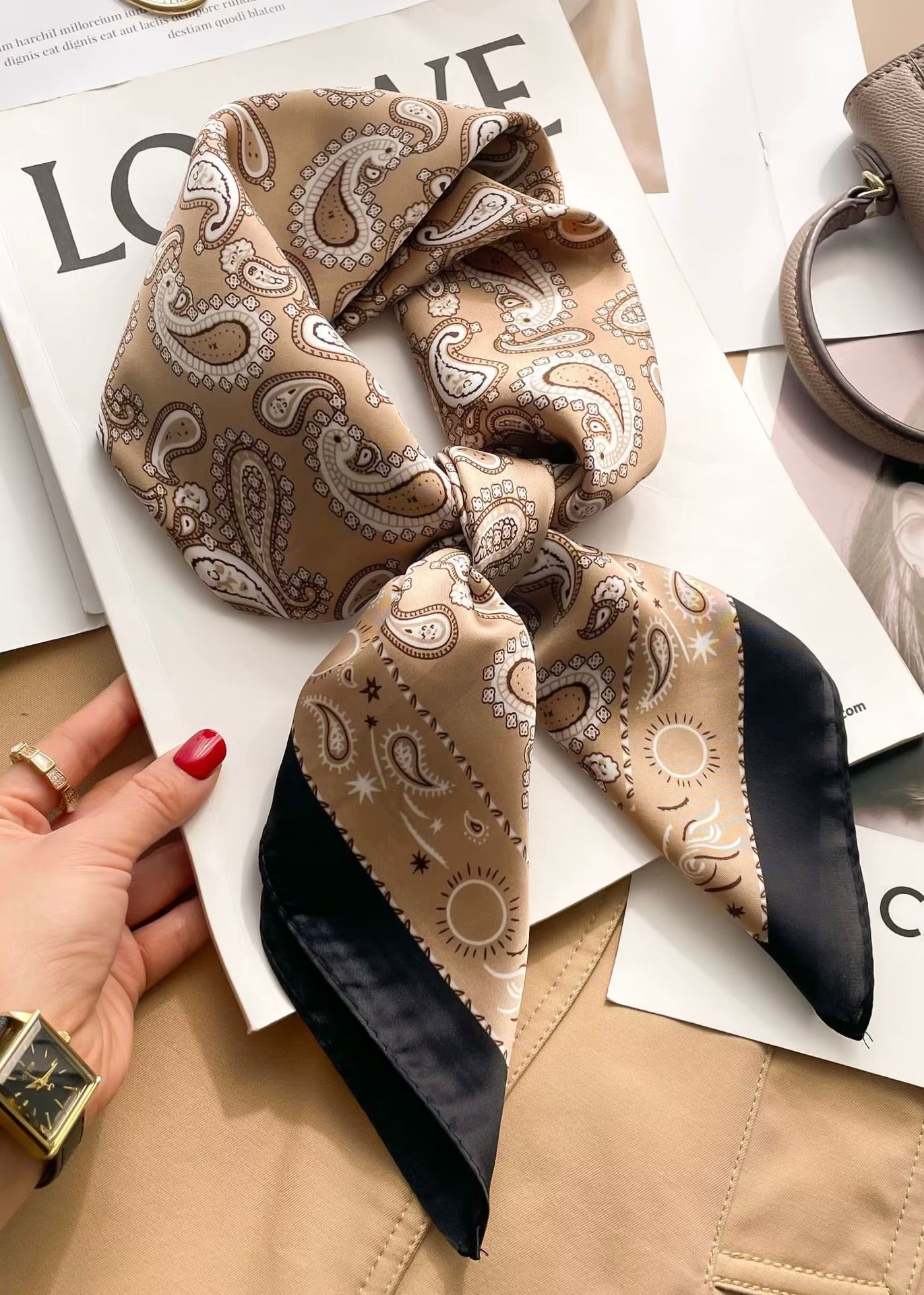 Krista Kårbo scarf Seitenansicht in Silber – Vera Stockholm Damenmode