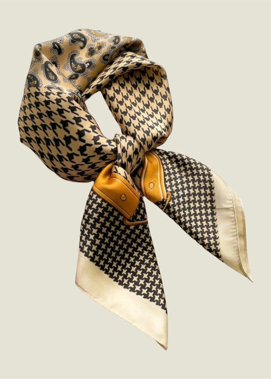 Lena Köpingsvagen scarf Rückenansicht in Beige – Stockholm Fashion | Vera Stockholm