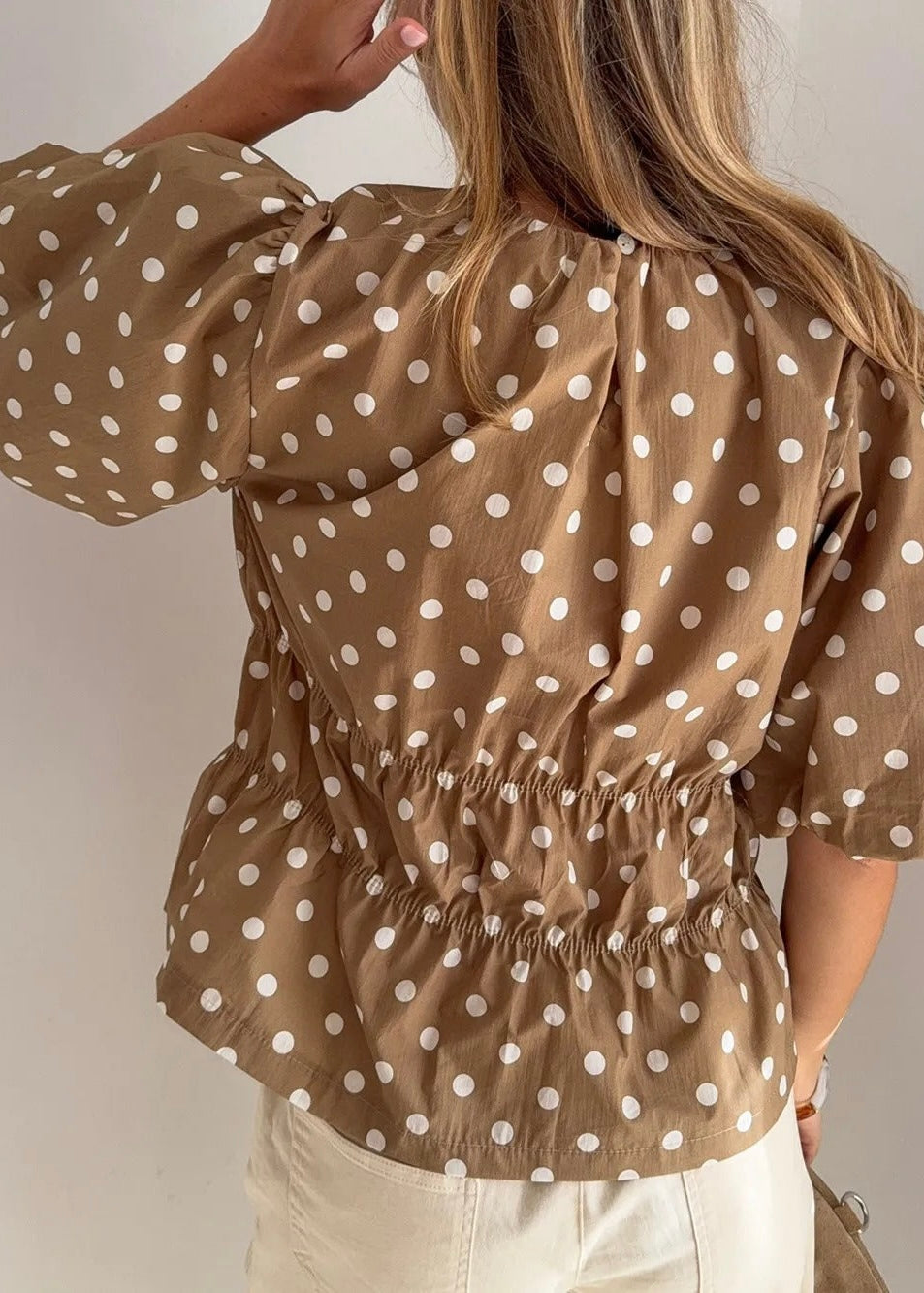Maja Sundsvall blouse Seitenansicht in Braun – Vera Stockholm Damenmode