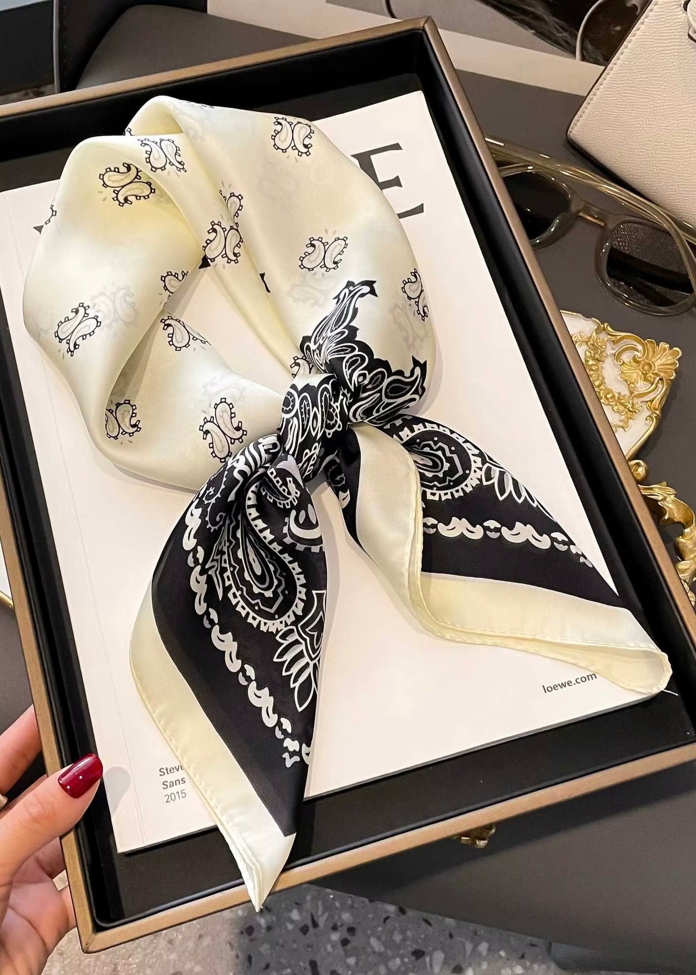 Krista Kårbo scarf Detailaufnahme in Weiß – Vera Stockholm