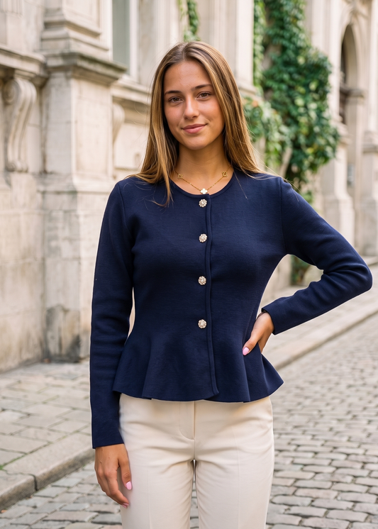 Amanda Vällingsjön Jacket Vorderansicht in Navy am Model – Vera Stockholm
