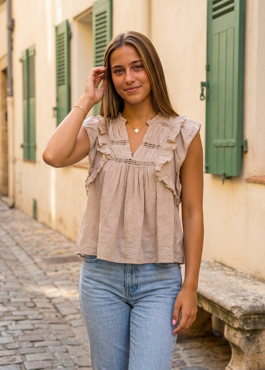 Linnéa Kiruna Bluse Beige – Vorderansicht am Model