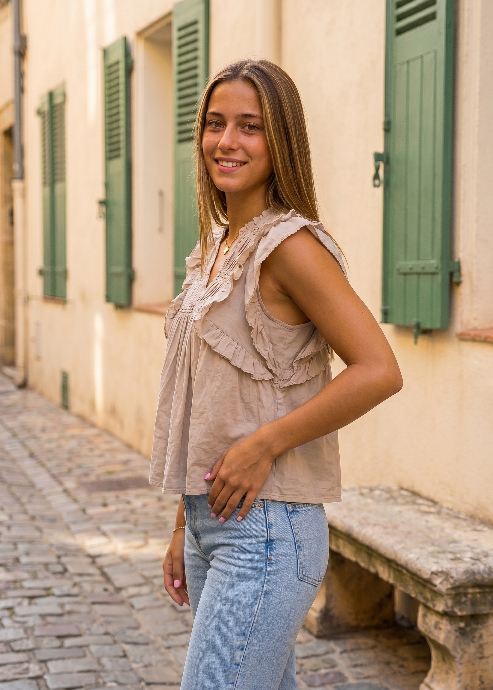 Linnéa Kiruna Bluse Beige – Seitenansicht am Model