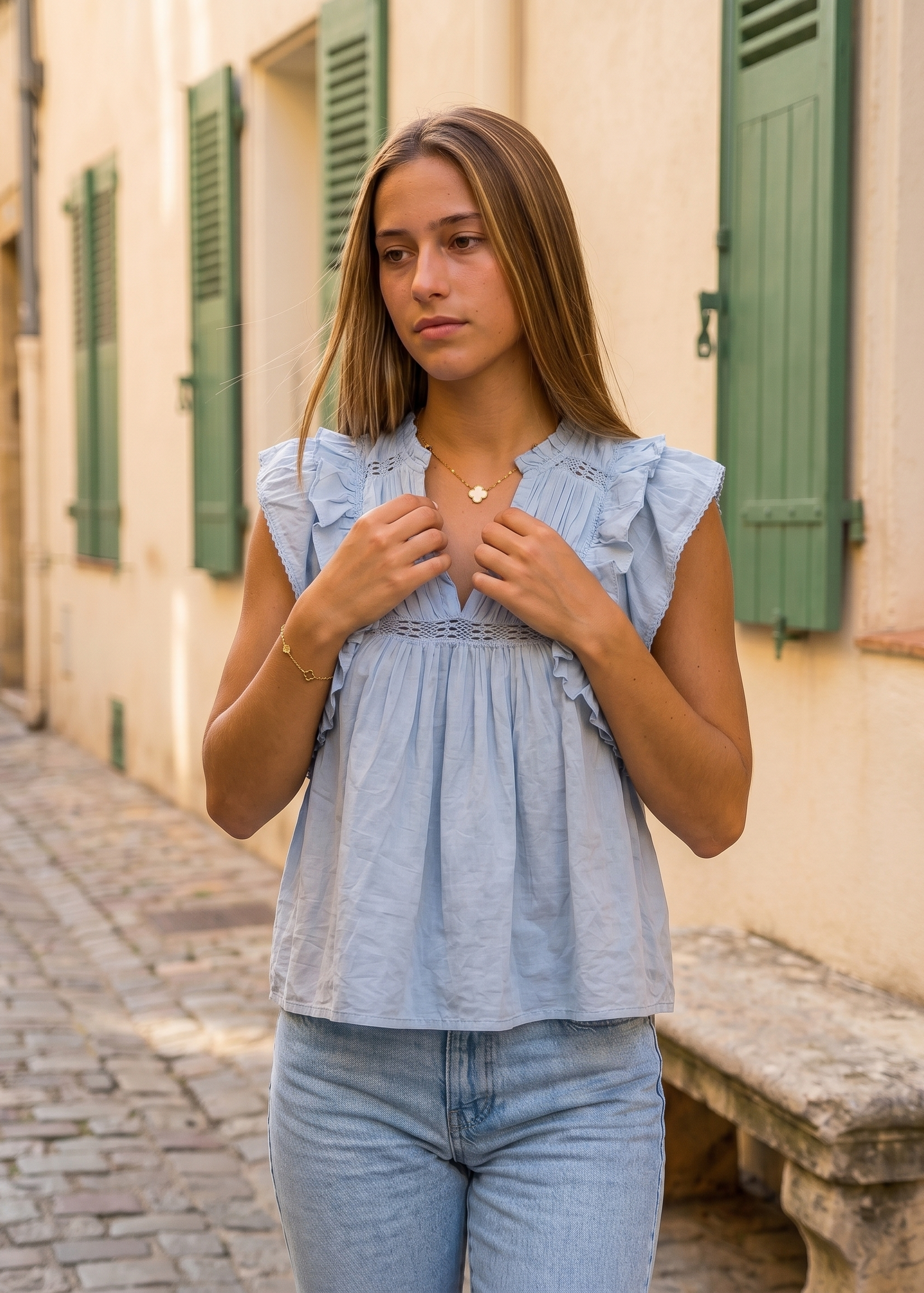 Linnéa Kiruna Bluse Blau – Seitenansicht am Model