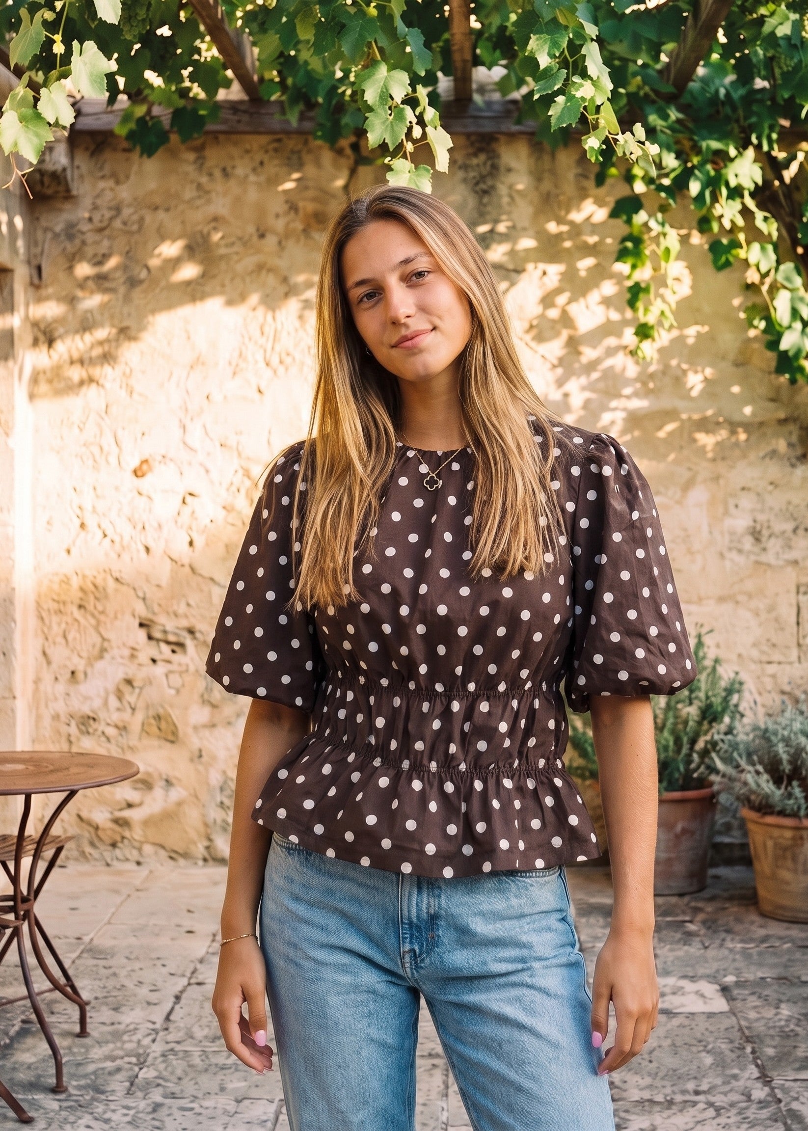 Maja Sundsvall Blouse – braune Bluse mit weißen Punkten und Puffärmeln am Model | Vera Stockholm