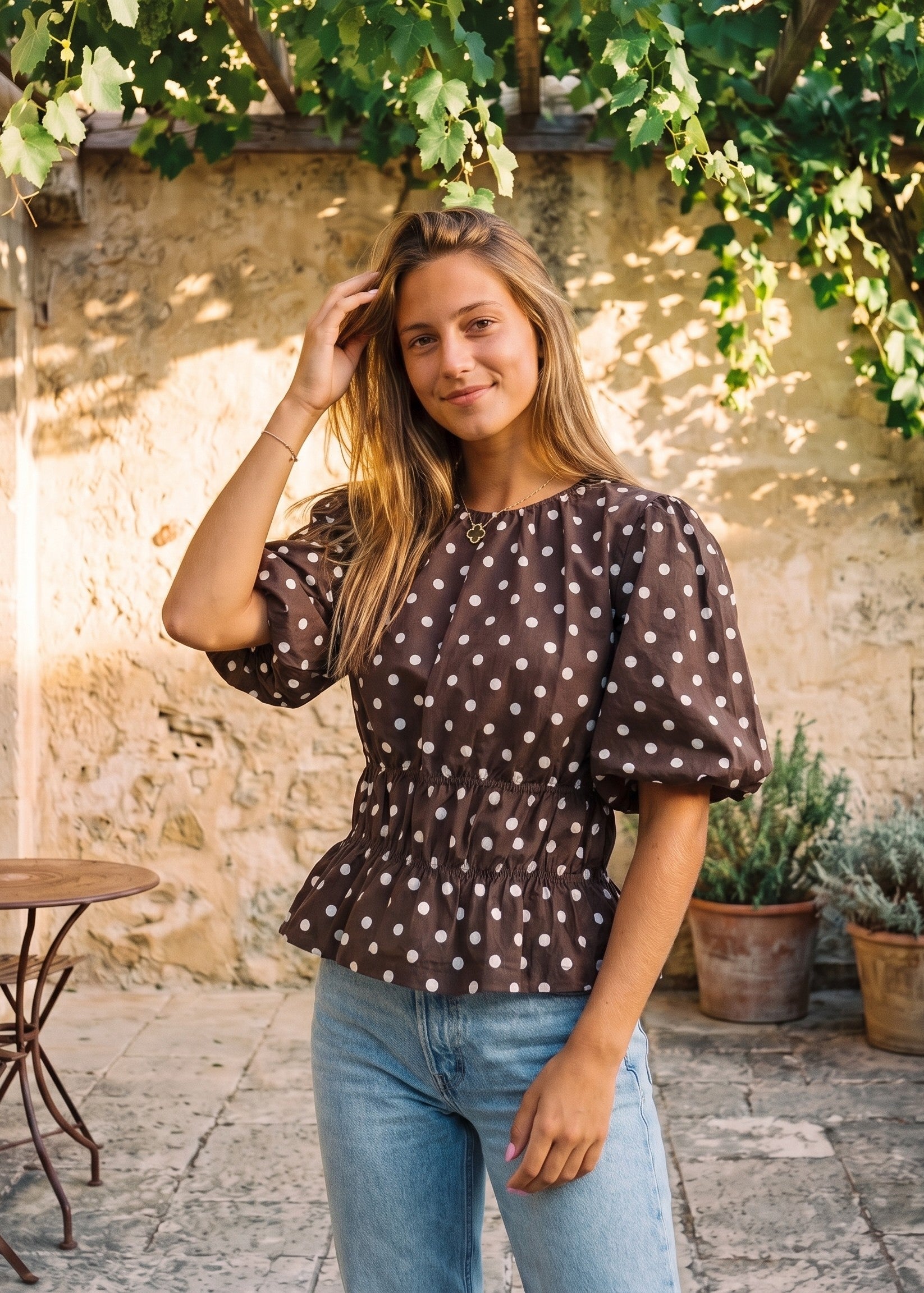 Maja Sundsvall Blouse – braune Polka-Dot-Bluse mit Puffärmeln Seitenansicht am Model | Vera Stockholm