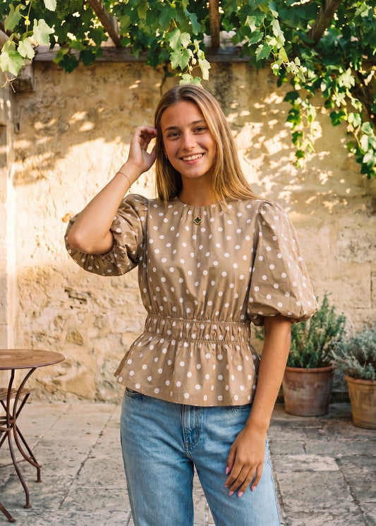 Maja Sundsvall Blouse – khakifarbene Bluse mit Punkten und Puffärmeln am Model | Vera Stockholm