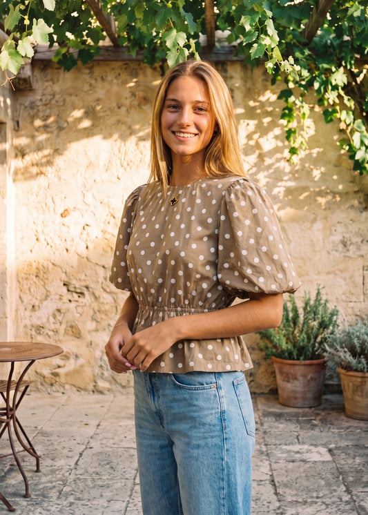 Maja Sundsvall Blouse – khakifarbene Polka-Dot-Bluse mit Puffärmeln Seitenansicht am Model | Vera Stockholm