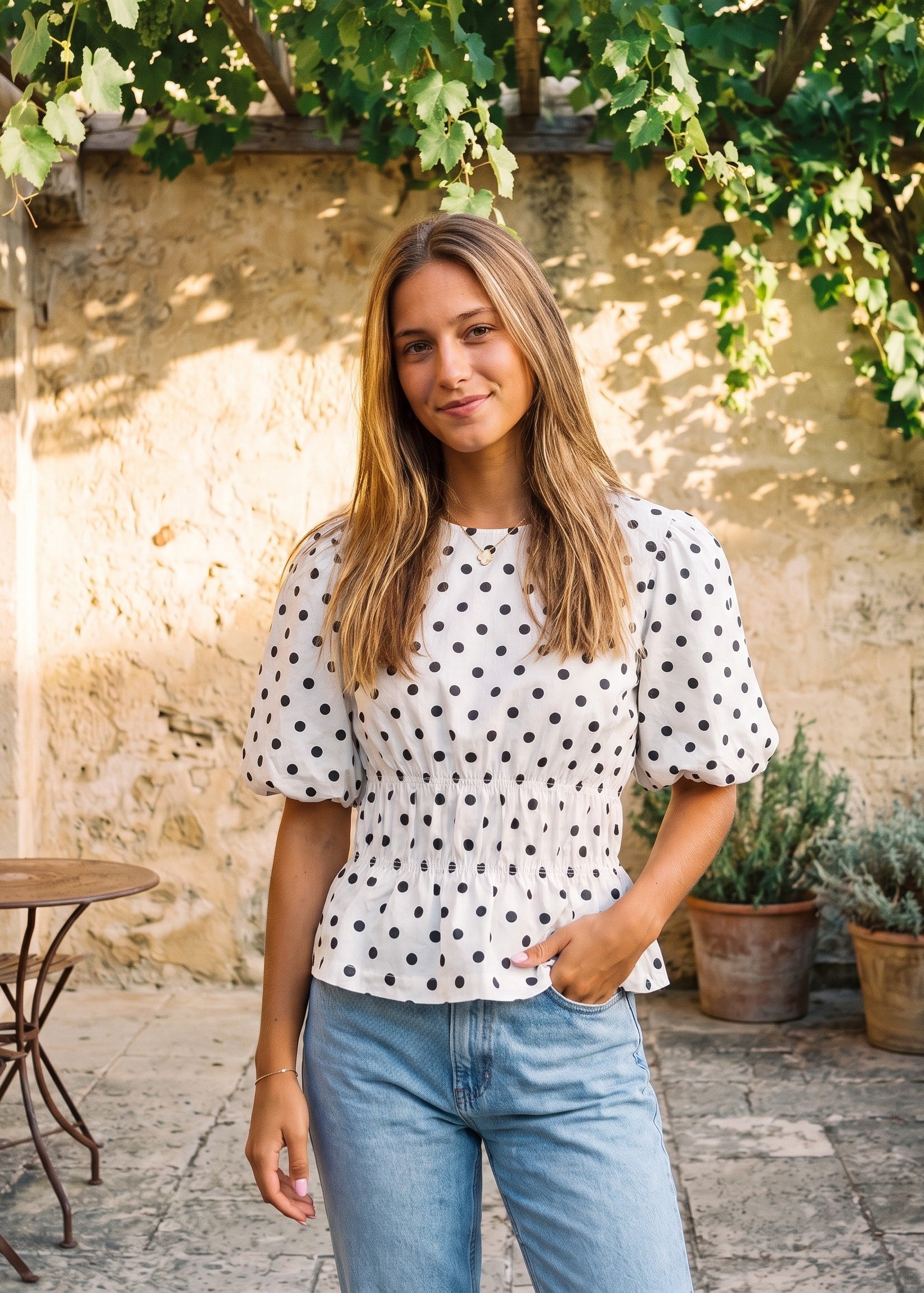 Maja Sundsvall Blouse – weiße Bluse mit schwarzen Punkten und Puffärmeln am Model | Vera Stockholm