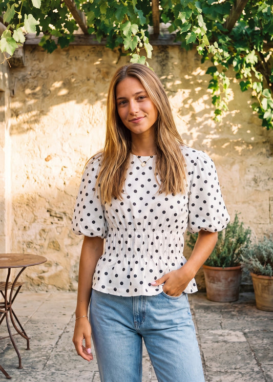 Maja Sundsvall Blouse – weiße Bluse mit schwarzen Punkten und Puffärmeln am Model | Vera Stockholm