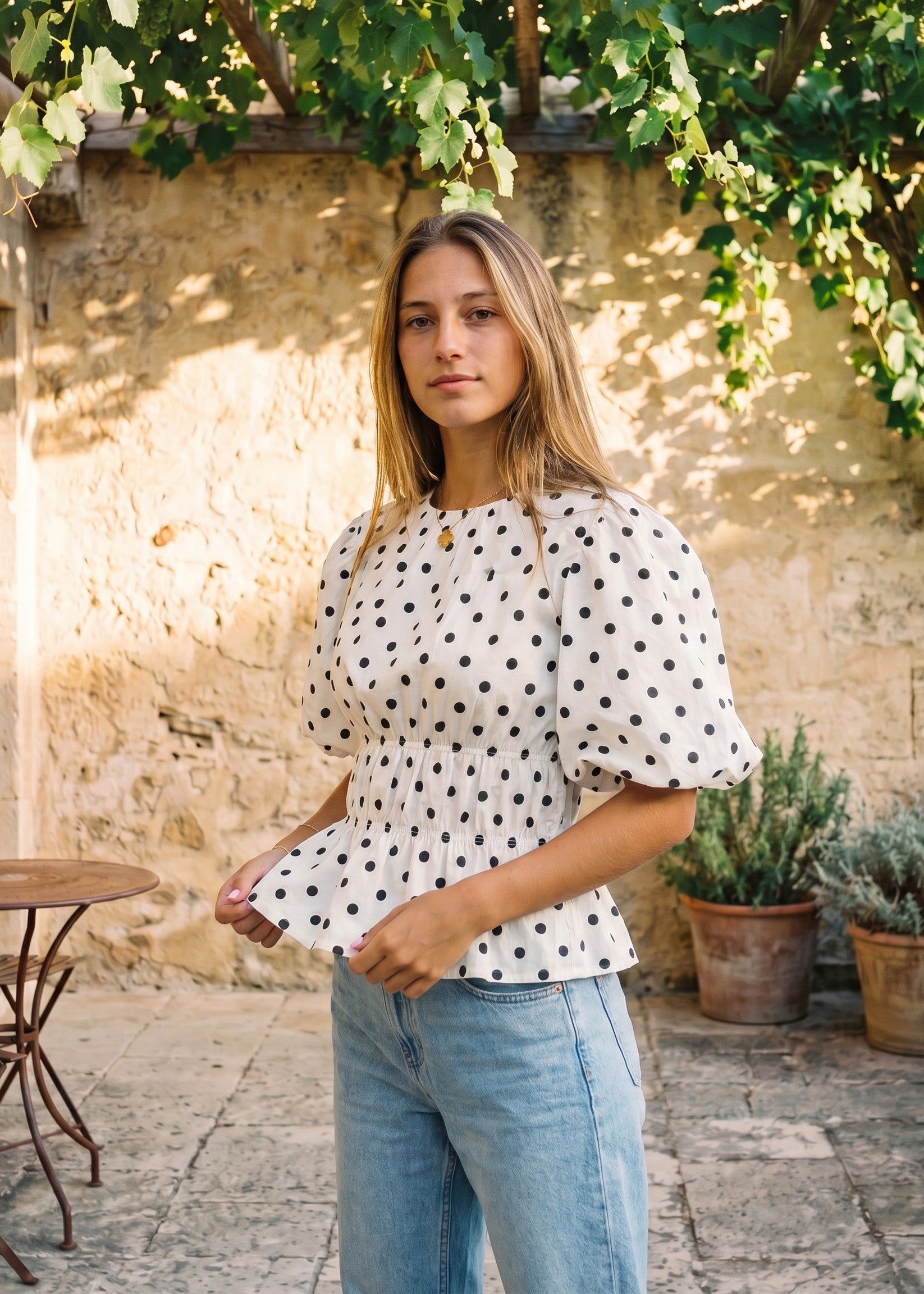Maja Sundsvall Blouse – weiße Polka-Dot-Bluse mit Puffärmeln Seitenansicht am Model | Vera Stockholm