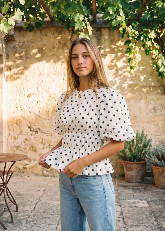 Maja Sundsvall Blouse – weiße Polka-Dot-Bluse mit Puffärmeln Seitenansicht am Model | Vera Stockholm