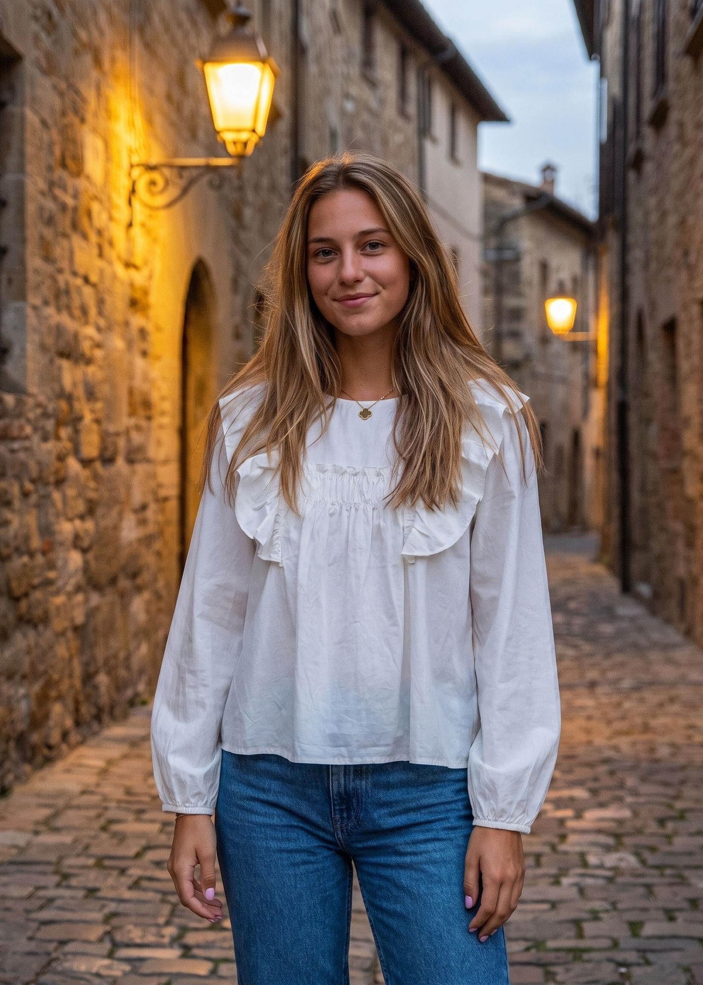 Mia Långsjön Blouse – weiße Bluse mit Rüschen-Volant am Model | Vera Stockholm